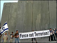 Güvenlik duvarını protesto eden göstericiler