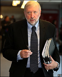 Ministro esloveno do Exterior, Dimitrij Rupel, chega à reunião em Luxemburgo