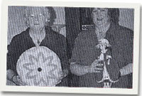 Aelodau gyda'u gwaith crefft