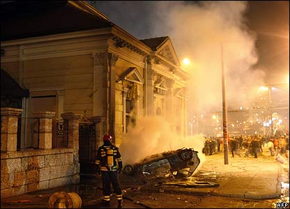 Një veturë e djegur para një restoranti në Beograd.