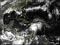Foto de satélite das nuvens geradas pela tempestade Ernesto