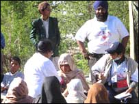 हरजीत सिंह अपनी टीम से संदस्यों के साथ