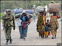 Soldado congolês acompanha um grupo de mulheres em Goma