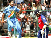 اویس شاہ کو عرفان پٹھان نے آؤٹ کیا۔