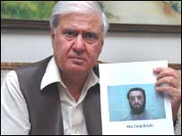 القاعدہ کے رہنما کی تصویر پکڑے پاکستان کے وزیرِ داخلہ شیر پاؤ