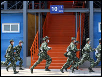 Policiais fazem testes para evacuar público durante os Jogos Olímpicos. Foto: STR/AFP/Getty Images