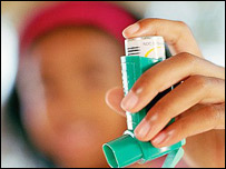 Menina com bombinha para asma