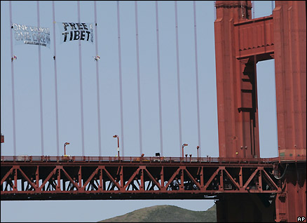 Tibetan protestors on San Francisco's Golden Gate bridge