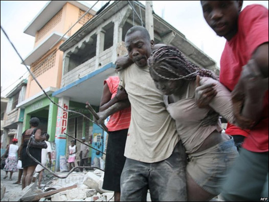 Moradores ajudam mulher ferida em Porto Príncipe