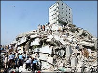 Equipes de resgate buscam sobreviventes em prédio que desabou em Islamabad