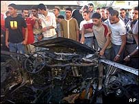 Trosky auta zasaženého raketou