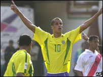 Rivaldo comemora gol no jogo contra Peru, em novembro