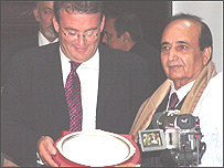 गोविंद शर्मा पुरस्कार लेते हुए