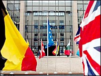 Zirvenin düzenlendiği AB binası çnündeki bayraklar