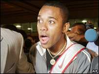 Robinho na chegada ao aeroporto de Madri