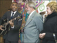 Gilberto Gil, Luiz Inácio Lula da Silva e a esposa, Marisa (foto: Eduardo Martino/Documentography)