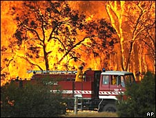 Carro de bombeiros combate incêndio