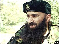 O líder rebelde checheno Shamil Basayev