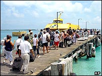Milhares de turistas foram forçados a deixarem resorts em Cancún