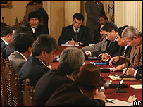 O presidente da Bolívia, Evo Morales, com governadores