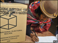 Indígena boliviana vota em referendo