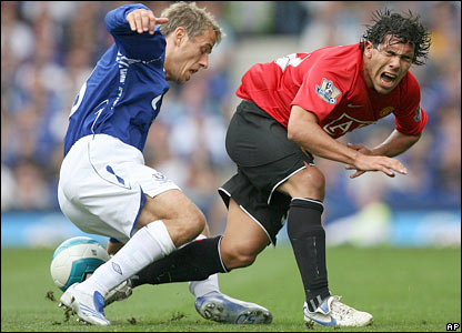 内维尔抢断特维兹