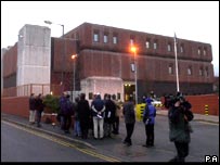 Báo chí chờ bên ngoài nhà tù khi Glitter được trả tự do năm 2000