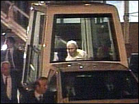 Papež Jan Pavel II. opouští nemocnici (10/02/2005)