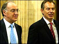 Thủ tướng Tony Blair và lãnh đạo đảng Bảo thủ đối lập Michael Howard