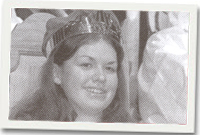 Sioned Elin Hughes yn cael ei choroni