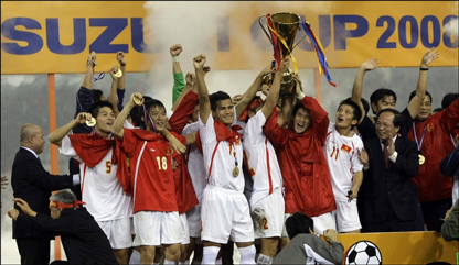 Đội tuyển Việt Nam nhận chiếc cúp vàng (AP Photo/Chitose Suzuki)