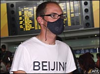 Ciclista americano usa máscara ao chegar em Pequim