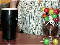 只有一张嘴，吃着棒棒糖自然没有空喊叫