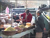 فروشندگان دوره گرد و دستفروشانی که بساط شان را در کنار خيابانها پهن می کنند در همه جای کابل ديده می شوند