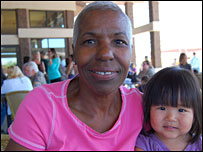 Bà Caroline cùng cháu đi nhà thờ