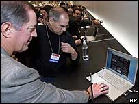 Os executivos-chefe da Intel, Paul Otellini, e da Apple, Steve Jobs