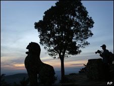 Một người chụp hình tại khu vực đền cổ