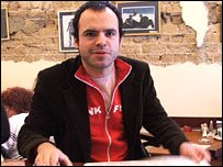 حسين درخشان در يک قهوه خانه در اسرائيل