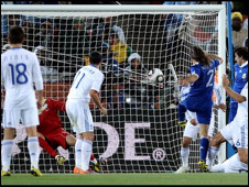 هدف ديميليكيس