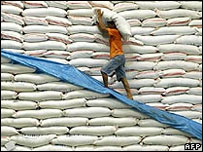 Homem carrega saco de arroz em Manila