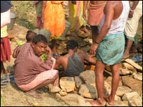 कुआं खोदते लोग