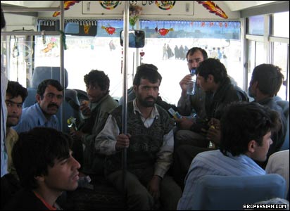 مهاجران افغان در داخل اتوبوس منتظر حرکت هستند