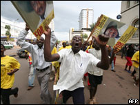 Simpatizantes de Museveni comemoram após a eleição