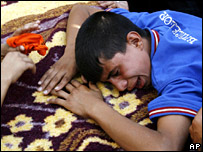 Một người Iraq khóc cạnh quan tài của cha tại Sadr City