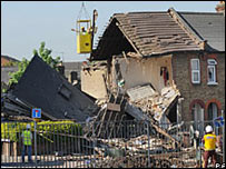 爆炸炸毁的三栋房屋