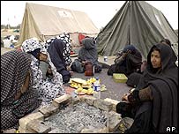 Намети для постраждалих від землетрусу в Бамі