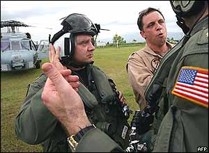 Příslušníci amerických ozbrojených sil na letišti ve městě Banda Aceh (01/01/2005)