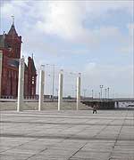 Bae Caerdydd a Thy Crughywel yn y cefndir