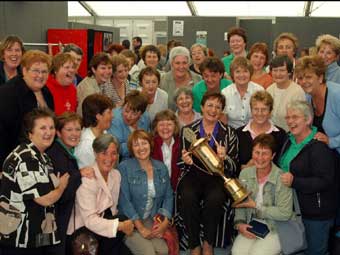 Margaret Daniel gyda aelodau o Gôr Bro Nest ar ôl ennill.