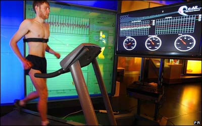 ورزشکاری درحال مقایسه سیستم های رایج و گوشی جدید